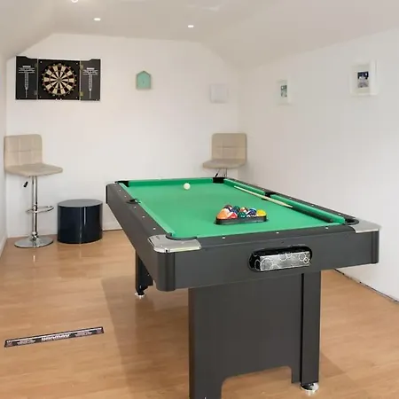 4 Bed Luxury Family Home In The Heart Of Narberth Exterior photo